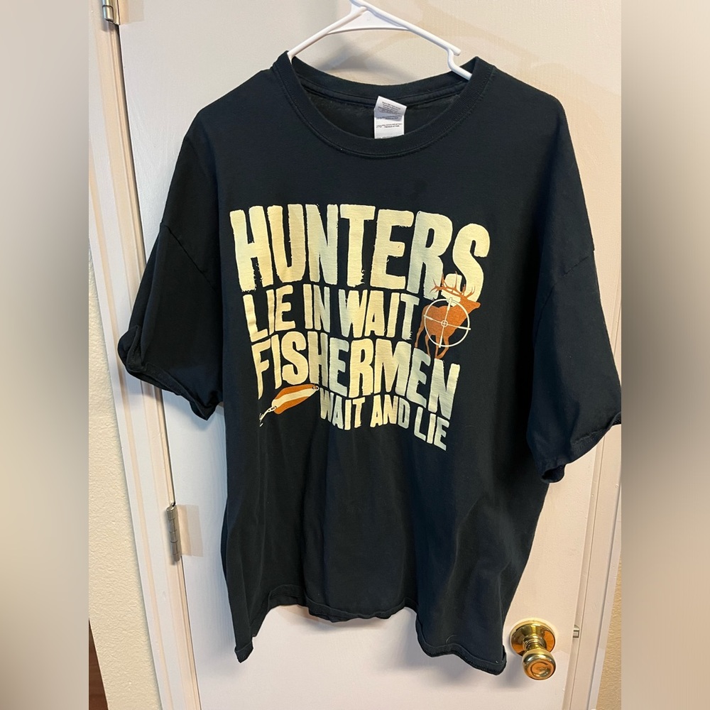 Gildan Hunters Lie in Wait Fishermen Wait and Lie Size 2XL Black T-Shirt Humor